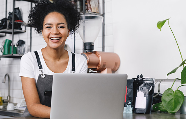 Mujer sonriendo en el trabajo